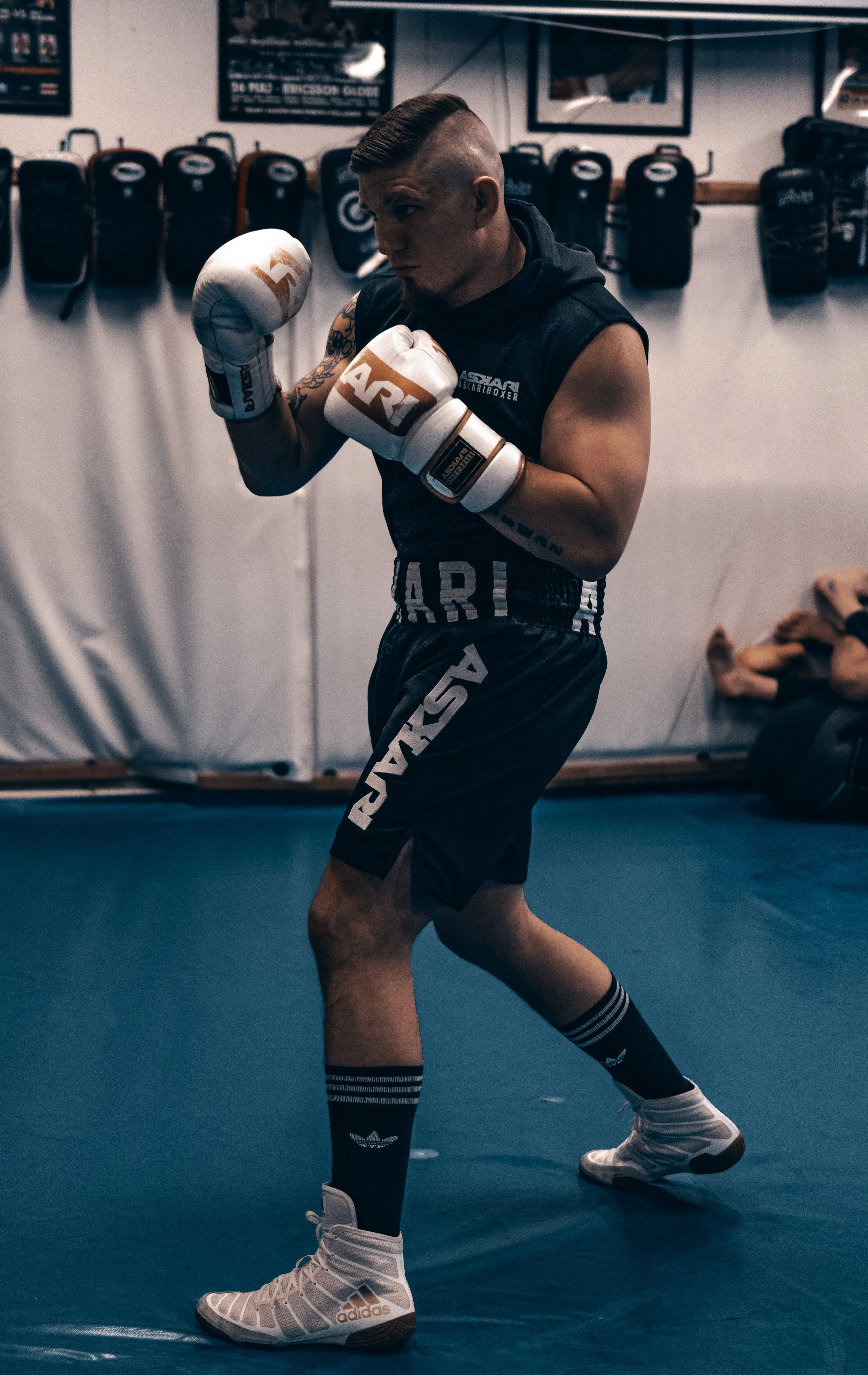 "BLANCO" ASKARI BOXING GLOVES [HERO SERIES] - Image 3